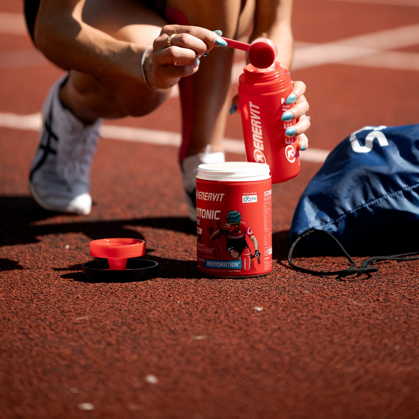 Sportistkinja priprema Enervit Isotonic Drink
