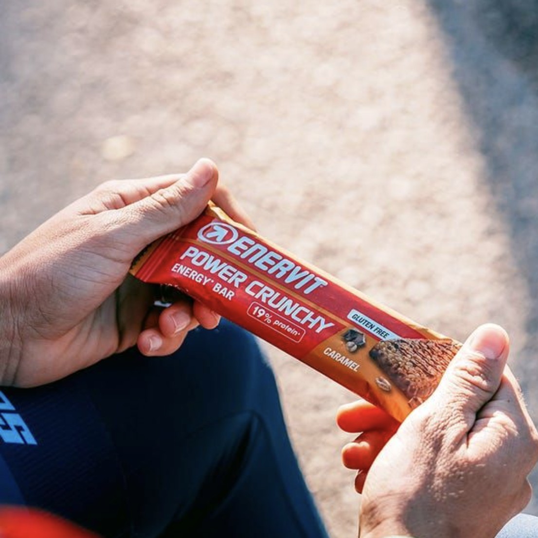Enervit Power Crunchy energetska pločica u rukama