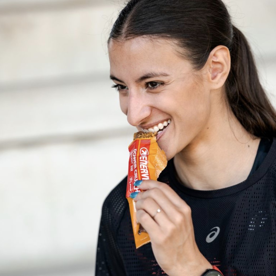 Sportistkinja jede Enervit Power Crunchy pločicu