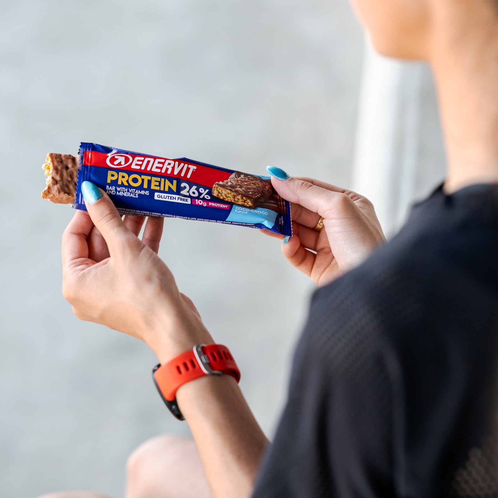 Enervit Protein Bar 26% Coco Choco u rukama sportistkinje
