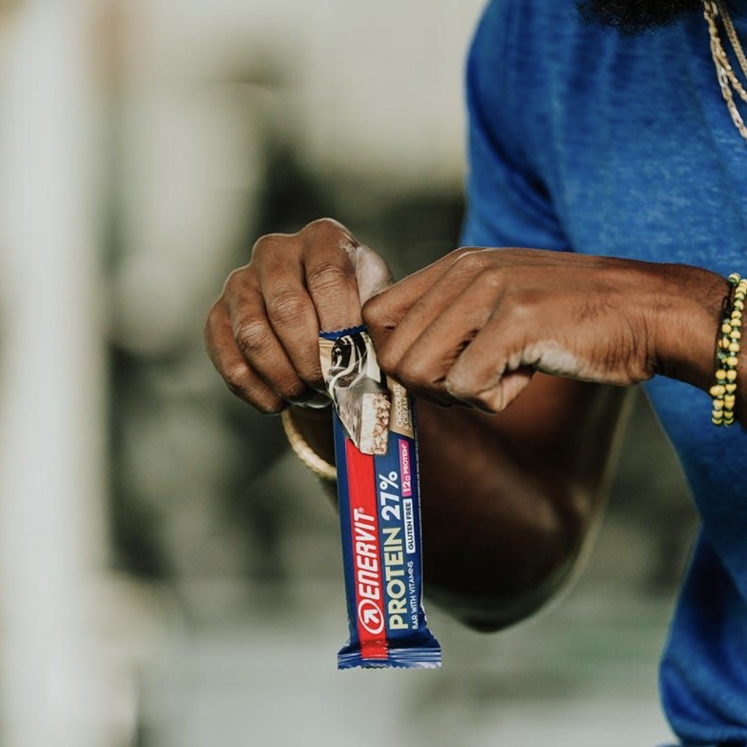 Sportista otvara Enervit proteinsku pločicu