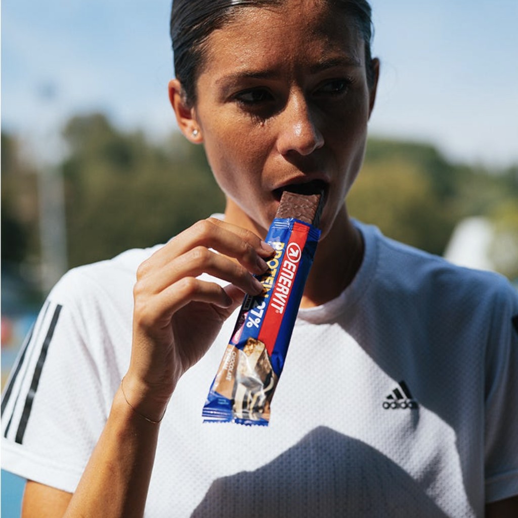 Sportistkinja jede Enervit proteinsku pločicu