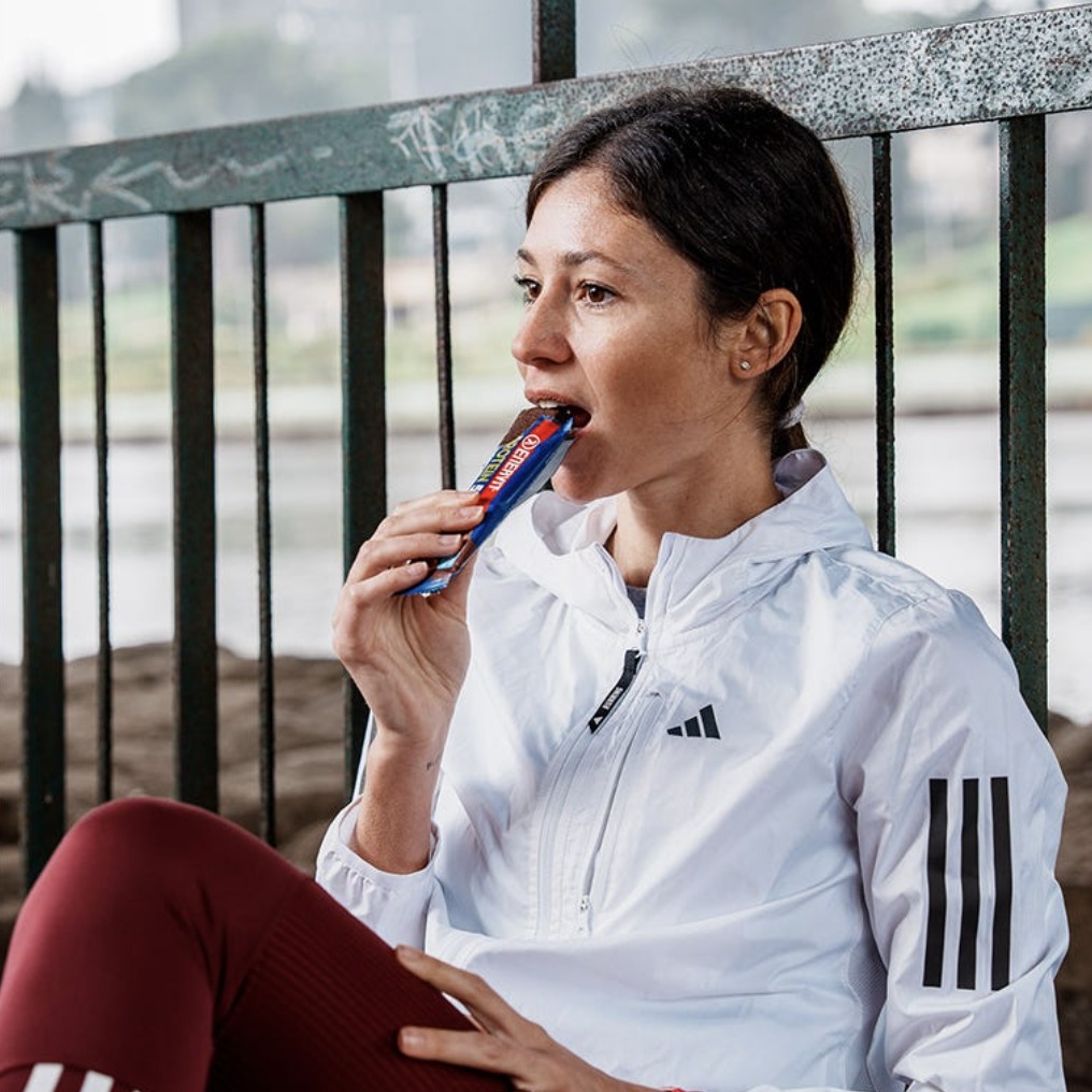 Sportistkinja jede Enervit proteinsku pločicu