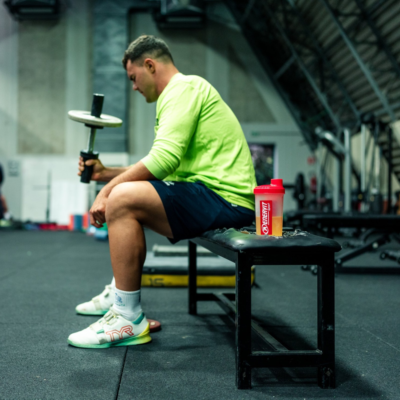 Sportista sa Enervit šejkerom u teretani